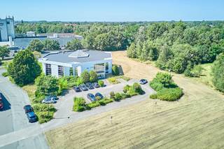 <strong>ONTWIKKELINGSGROND van 1.8 ha met kantoor</strong><br />Geweldig perceel van 18.144m² met kantoor gelegen in een zone voor ambachtelijke bedrijven en KMO's. Deze site leent zich tot tal van mogelijkheden naar (her)ontwikkeling toe.<br /><br />Huidige indeling:<br />2 kantoorgebouwen: het voorste van ca 1000m² verdeeld over 2 verdiepingen - het achterste ca 475m² gelijkvloers. Beide gebouwen beschikken over tal van afgescheiden ruimtes naar behoeven in te vullen. Parking voorzien voor een 30-tal wagens.<br /><br />Troeven:<br />-commerciële handelsligging<br />-gebouw wordt tijdelijk verhuurd wat directe inkomsten oplevert<br />-mogelijkheid tot ONTWIKKELING/VERKAVELING<br />-investeringsopportuniteit<br /><br />Voor meer info en/of een bezichtiging: info@jansenrealestate.be - 011/39 90 50
