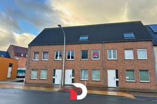 Rijwoning gelegen te Sint-Andries dichtbij brugge centrum. De woning heeft volgende indeling: inkom met apart toilet en berging onder de trap,...