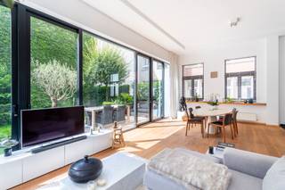 <p>Ce loft meublé exclusif de ± 116 m² (selon EPC) est situé au rez-de-chaussée d’une résidence de caractère au Tabakvest, en plein centre d’Anvers. Le loft combine des espaces lumineux et généreux avec un jardin privatif d’environ 70 m², offrant un cadre de vie confortable et intime en ville.</p>
<p>Le hall d’entrée mène vers un vaste séjour avec parquet chaleureux, hauts plafonds et grandes baies vitrées donnant sur le jardin. La cuisine ouverte entièrement équipée comprend un réfrigérateur, congélateur, four, micro-ondes, lave-vaisselle et plaque de cuisson. Les grandes portes coulissantes donnent accès à la terrasse et au jardin aménagé.</p>
<p>Le loft dispose d’une chambre principale avec dressing et salle de bains attenante avec baignoire, douche, lavabo et toilette. Une seconde chambre peut également servir de bureau et comprend une bibliothèque intégrée.</p>
<p>En outre, l’appartement comprend des toilettes séparées, une buanderie avec machine à laver et sèche-linge ainsi qu’un emplacement de parking souterrain inclus dans le loyer.</p>
<p>Charges communes : 120 €/mois.<br />Les consommations privatives sont à charge du locataire.<br />Disponible à partir du 1er août 2026.</p>