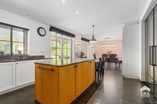 Bent u op zoek naar een ruime woning (328m²) met tal van mogelijkheden, een aangename tuin en een praktische ligging in Mol? Dan is deze woning aan de Goorstraat 1 absoluut een bezoek waard.<br /><br />Dankzij de ruime indeling beschikt de woning over 3 slaapkamers, met de mogelijkheid om een vierde slaapkamer te creëren. De inpandige garage biedt het comfort om uw wagen veilig en droog te parkeren, alsook de bijkomende tuinberging/garage zorgt voor extra opbergruimte.<br /><br />Ook buiten heeft deze woning heel wat te bieden. Zo beschikt deze woning over een volledig omheinde tuin, voorzien van een overdekt terras. <br /><br />De ligging in de Goorstraat combineert rustig wonen met een vlotte bereikbaarheid. Winkels, scholen, sportfaciliteiten en andere dagelijkse voorzieningen bevinden zich op korte afstand en ook het centrum van Mol is gemakkelijk bereikbaar.<br /><br />Een ruime woning met een praktische indeling, aangename buitenruimte en tal van mogelijkheden. Ontdek tijdens een bezoek zelf wat deze woning te bieden heeft!<br /><br /><strong>Troeven</strong>
<ul><li>Zeer ruime woning</li><li>EPC - A</li><li>3 slaapkamers met mogelijkheid tot 4 slaapkamers</li><li>2 toiletten</li><li>2 douches</li><li>Inpandige garage</li><li>Extra tuinhuis/garage</li><li>Volledig omheinde tuin</li><li>Zolder aanwezig</li><li>CV op gas - vloerverwarming op het gelijkvloers + radiatoren op de 1ste verdieping</li><li>Ruime leefmogelijkheden</li><li>Praktische ligging in Mol</li></ul>