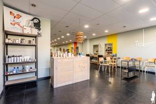 Welkom bij deze uitzonderlijke commerciële kans in het bruisende Hoogstraten! <br /><br />Gelegen op de drukbezochte Heilig Bloedlaan 269 is deze individuele winkel met een bewoonbare oppervlakte van maar liefst 241 m².<br />Stap binnen en ontdek de vele mogelijkheden die deze ruime en lichte winkelruimte biedt. <br /><br />Dankzij de flexibele indeling leent het pand zich perfect voor diverse handelsactiviteiten: van stijlvolle boetiek tot gespecialiseerde winkel of inspirerend showroomconcept. Het grote etalageraam zorgt voor maximale zichtbaarheid, waardoor uw zaak niet onopgemerkt zal blijven bij voorbijgangers en lokale shoppers. <br />De winkel is praktisch ingericht en combineert modern comfort met een uitnodigende sfeer waarin klanten zich welkom voelen. Achterin zijn er voldoende mogelijkheden voorzien voor stock, administratie of een rustig kantoor. <br /><br />Het pand is uitstekend onderhouden en klaar voor onmiddellijke uitbating. De topligging in Hoogstraten zorgt voor een vlotte bereikbaarheid te voet, met de fiets of het openbaar vervoer, en er is parkeergelegenheid in de nabije omgeving. Uw nieuwe winkel bevindt zich in een levendige buurt met een sterke aantrekkingskracht op bezoekers uit de regio. <br />Voor € 679.000 investeert u in een uniek stukje vastgoed in een van de meest gewilde steden van België.<br /><br />TROEVEN:<br /><br />- 3 inpandige garageboxen<br />- Instapklaar haarsalon<br />- 3 parkeerplaatsen op eigen terrein <br /><br />Maak nu een afspraak en geef uw ondernemersdroom een boost met deze prachtige commerciële ruimte!