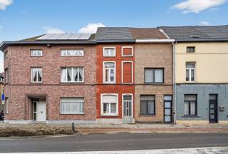 Deze te renoveren woning is gelegen in de Meulesteedsesteenweg, te midden van de bruisende en volkse Gentse stadswijk Muide – Meulestede, op 10 minuten fietsen van het historisch centrum. De Gentse Muidewijk vormt vandaag, samen met het aangrenzende Meulestede, een schiereiland omgeven door het zeekanaal Gent-Terneuzen, de Voorhaven en het Houtdok.. De woning zelf vraagt werk maar het potentieel is makkelijk te zien door de gunstig gevormde ruimtes doorheen het pand.<br /><br />Bij het betreden van de woning kom je in de inkomhal, die toegang geeft tot de eethoek en de gezellige woonkamer. Verder zijn er een keuken, een praktische berging en een badkamer met toilet. Op de eerste verdieping bevinden zich twee slaapkamers, terwijl de tweede verdieping nog eens twee slaapkamers biedt. klopt de spelling hier volledig.<br /><br />Voor meer informatie of het plannen van een bezoek kunt u contact opnemen via <strong>info@oko.immo</strong> of <strong>0484 14 96 86</strong>.