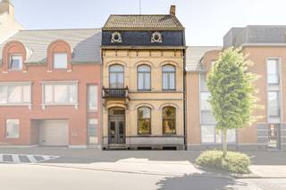 Dit karaktervolle herenhuis bevindt zich in een aangename en vlot bereikbare omgeving nabij het centrum van Pittem, met een goede verbinding naar omliggende gemeenten en voorzieningen. Dankzij de royale volumes, de authentieke elementen en de vele ruimtes biedt deze woning een unieke combinatie van charme, comfort en mogelijkheden.<br /><br />Bij het betreden van de woning komt u binnen in de statige inkomhal, die toegang geeft tot de ruime woonkamer vooraan met gezellige open haard. Verder beschikt de woning over een uitgeruste keuken met eetplaats en aansluitende berging. Achteraan bevindt zich nog een extra zitruimte met een prachtig zicht op de tuin, ideaal om in alle rust te genieten van de groene omgeving. Op het gelijkvloers zijn eveneens een apart toilet en twee praktische kelders aanwezig.<br /><br />Op de eerste verdieping bevinden zich een bureau met berging, een badkamer uitgerust met ligbad en dubbele wastafel, en drie ruime slaapkamers.<br />De tweede verdieping omvat nog een extra slaapkamer en een grote polyvalente ruimte die perfect kan dienen als hobbyruimte, bureau, speelkamer of extra leefruimte. Daarnaast beschikt de woning op de derde verdieping nog over een zolder.<br /><br />Buiten geniet u van een ruime en aangename tuin met veel privacy en voldoende plaats om te ontspannen.<br /><br />(We gebruiken aantal renderfoto’s om een realistisch beeld te geven van hoe het pand er na afwerking of renovatie zou kunnen uitzien).<br /><br /><strong>Ook wild geworden van deze thuis?<br />Twijfel niet langer en leg vandaag nog uw bezoek vast!</strong>