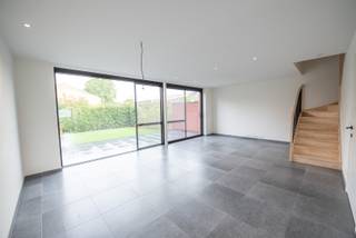 Moderne BEN woning te huur in de Vlasstraat te Zulte. Deze supergeïsoleerde woning is volledige afgewerkt en heeft volgende indeling: inkom met gastentoilet, keuken voorzien van alle nodige comfort met berging, lichtrijke leefruimte. Op de eerste verdieping vinden we 3 ruime slaapkamers terug, dressing of berging en een volledig ingerichte badkamer. Op de 2 de verdieping vinden we één ruime slaapkamer terug en de technische ruimte. De woning is voorzien van 2 carports+ extra buitenberging. Terras met onderhoudsvriendelijke voor - en achtertuin. Dankzij het gebruik van ENERGIEZUINIGE MATERIALEN en de ZONNEPANELEN beschikt de woning over een extreem laag verbruik. De woning heeft ook een centrale ligging ( nabij bakker, slager en apotheek op wandelafstand) maar toch rustig. <br />Onmiddellijk beschikbaar. <br />Voor meer informatie of een bezoek, mail naar anke@immoroba.be