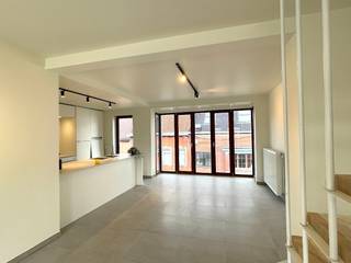 Luxueuze afwerking, 2 slaapkamers en groot terras ….Pal in het centrum vinden we op de 2e verdieping van dit mooie pand een al even knap appartement...