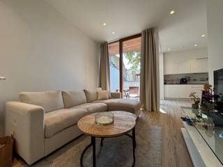IN OPTIE! <br /><br />Gelegen in het centrum van Zottegem bevindt zich dit volledig vernieuwde gelijkvloerse appartement, waar modern wooncomfort en een uitstekende ligging hand in hand gaan. Winkels, horeca, openbaar vervoer en het station bevinden zich op wandelafstand, waardoor u geniet van alle dagelijkse voorzieningen binnen handbereik.<br /><br />Via de inkomhal komt u terecht in de lichtrijke leefruimte, die dankzij de open indeling naadloos overgaat in de volledig uitgeruste keuken. De leefruimte biedt rechtstreeks toegang tot het aangename terras, waar u in alle rust kan genieten van een gezellig buitenmoment. Het appartement omvat verder een ruime slaapkamer met aansluitend een praktische dressing, een moderne badkamer en een afzonderlijk gastentoilet. Daarnaast is er ook een handige berging aanwezig, wat zorgt voor extra opbergruimte. De indeling van het appartement bestaat uit een leefruimte met open keuken, één slaapkamer, een dressing, badkamer, apart toilet, berging en een terras.<br /><br />De gemeenschappelijke kosten bedragen slechts 20,00 EUR/maand. Het appartement is beschikbaar vanaf 01/10/2026.<br /><br />Heeft u interesse in dit instapklare appartement op een topligging in het centrum van Zottegem? Dien dan eenvoudig uw bezoekaanvraag in via de website van Immo Francois. Wij nemen graag contact met u op om een bezoekmoment in te plannen.<br /><br />