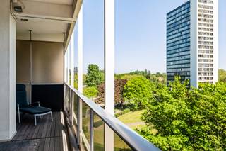 <p><strong>SALE AND LEASEBACK </strong>het eigendom wordt verkocht met een levenslang notarieel huurcontract van € 1.300,00/maand, waardoor je meteen geniet van een stabiel <strong>rendement van 5 %.</strong></p>
<p>Dit indrukwekkende appartement bevindt zich op de befaamde Esmoreitlaan in hartje Linkeroever. Een plek die geniet van de ultieme combinatie tussen rust, groen en stedelijke bereikbaarheid.</p>
<p>Op de 4<sup>de</sup> verdieping van de knap onderhouden “Habitim Tower” word je verwelkomd in dit zonnig appartement. De ruime inkomhal werd voorzien van een gastentoilet en leidt je verder naar de leefruimte, waar het adembenemende uitzicht meteen de show steelt. Het prachtige panorama over de groene omgeving en de skyline van Antwerpen, met de kathedraal als eyecatcher, creëert een uitzicht waar je urenlang in kan wegdromen.  </p>
<p>De keuken werd praktisch ingericht met een inductiekookplaat, oven, dampkap, dubbele spoelbak en afwasmachine. Verder werd er nog een aparte bergruimte voorzien met aansluitingen voor was- en droogmachine. Daarnaast beschikt het appartement over 2 ruime slaapkamers (15,60 m² &amp; 13 m²), die beide toegang bieden tot het gezellige terras van 7,50 m², dé perfecte plek om volledig tot rust te komen. De badkamer werd uitgerust met een douche-bad, dubbele lavabo en toilet.</p>
<p>Als kers op de taart is er nog een praktische ondergrondse autostaanplaats voorzien, wat het comfortplaatje helemaal compleet maakt!</p>
<p><strong>Maandelijkse kosten: </strong>Provisie van<strong> </strong>€ 367,16/maand (wordt per kwartaal opgevraagd). </p>
<p><strong>Technische gegevens: </strong>centrale verwarming op gas (collectief) via een condenserende ketel, voornamelijk HR-beglazing in PVC.</p>
<p><strong>Stedenbouwkundige inlichtingen en bodemattest in aanvraag. Asbestveilig (maar niet asbestvrij). Bevindt zich niet in een risicozone voor overstromingen (P-score C en G-score A). Renovatieverplichting niet van toepassing.</strong></p>