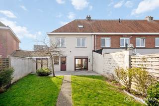 Deze ruime gezinswoning ligt in de Arendswijk in Harelbeke. De woning biedt een praktische indeling, veel ruimte en heel wat mogelijkheden om ze naar eigen smaak op te frissen. Met een bewoonbare oppervlakte van 162 m² op een perceel van 303 m² is dit een sterke basis voor een gezinswoning.<br /><br /><u><strong>Indeling</strong></u><br />Je komt binnen via de inkomhal met gastentoilet. De leefruimte bestaat uit living, eetplaats en keuken in één open geheel.<br />Daarnaast is er nog een extra polyvalente ruimte met een aparte ingang. Deze ruimte kan dienen als bureau, hobbyruimte, praktijkruimte of extra leefruimte.<br />Op de eerste verdieping bevinden zich drie slaapkamers en een badkamer.<br />De woning beschikt ook over een ruime droge kelder. Daarnaast is er een geïsoleerde zolder die extra opslagruimte biedt.<br />Achteraan ligt een volledig afgesloten tuin met uitweg. Daar bevindt zich ook de garage met plaats voor één wagen en heel wat extra opbergruimte.<br /><br /><u><strong>Technisch</strong></u><br />Er zijn zonnepanelen aanwezig, grotendeels dubbele beglazing. Voor de woning geldt een renovatieverplichting, mits het isoleren van het dak van de polyvalente ruimte (21m²) kom je al terecht in een EPC van D.<br /><br /><u><strong>Troeven</strong></u><br />• Rustige ligging in de Arendswijk<br />• 162 m² bewoonbare oppervlakte<br />• Polyvalente ruimte met aparte ingang<br />• Afgesloten tuin met uitweg en garage achteraan<br />• Zonnepanelen aanwezig<br /><br />Contact<br />Meer info of een bezoek ter plaatse? Contacteer Beau op 0494/521962 of via beau@real-immo.be.