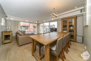 Situé dans une <strong>résidence à taille humaine et familiale (pas d’immeuble de grande hauteur),</strong> ce superbe appartement d’angle, spacieux et entièrement orienté au soleil, bénéficie d’une magnifique vue dégagée sur la mer. Grâce à sa situation en angle et à ses larges baies vitrées, il profite d’une luminosité exceptionnelle tout au long de la journée.<br /><br />L’appartement se compose d’un vaste séjour lumineux donnant accès à une grande terrasse ensoleillée faisant le tour du séjour, idéale pour profiter pleinement de la vue mer et des moments de détente en extérieur.<strong> La cuisine ouverte</strong>, réalisée avec des matériaux de qualité et un plan de travail en pierre naturelle, offre un agencement pratique et de nombreux espaces de rangement.<br /><br />Il comprend également :
<ul>
	<li><strong>2 chambres spacieuses</strong></li>
	<li><strong>Salle de bains avec baignoire/douche et lavabo simple</strong></li>
	<li><strong>Toilettes séparées</strong></li>
	<li><strong>Grand débarras avec raccordement pour machine à laver</strong></li>
</ul>
Atouts supplémentaires :

<ul>
	<li><strong>Chauffage par le sol</strong> pour un confort optimal</li>
	<li>Local à vélos commun</li>
	<li><strong>Possibilité d’acquérir un garage spacieux </strong>au niveau -1 de l’immeuble</li>
	<li><strong>Vendu meublé</strong></li>
	<li>Situé à distance de marche du centre et à deux pas de la plage</li>
</ul>
Un atout majeur :<strong> l'isolation de la toiture de la résidence est prévue d'ici la fin de cette année.</strong> La majeure partie de cet investissement a déjà été prise en charge par le propriétaire actuel ; il ne restera plus que 1500 € à charge de l'acquéreur. À l'issue de ces travaux, <strong>le score PEB sera sensiblement amélioré</strong>, offrant un meilleur confort énergétique et <strong>une réelle plus-value pour l'avenir</strong>.<br /><br />Un bien lumineux et prêt à emménager, idéal comme résidence principale, secondaire ou investissement en bord de mer.<br /><br />Contactez-nous pour plus d’informations ou pour organiser une visite.