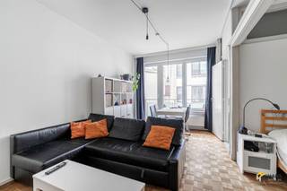 <p><span>Dans une rue calme à sens unique, nous trouvons ce studio confortable et prêt à l'emploi, idéalement situé pour ceux qui aiment vivre au centre. Avec un large éventail de magasins, de nombreuses possibilités de transport public et la proximité du City Park, vous bénéficierez ici d'une mobilité et d'une qualité de vie excellentes. L'emplacement par excellence pour le citadin qui veut tout avoir à portée de main.</span></p><p><span>Le studio est situé au deuxième étage d'un immeuble de trois étages bien entretenu, dont le toit est isolé selon la norme 2020. Les frais fixes sont de €246/mois (eau chaude/froide, chauffage, ascenseur, syndic, police d'immeuble, ramassage des ordures et entretien des parties communes) + €40 fonds de réserve. L'électricité, la cuisine et la salle de bain ont été rénovées en 2022 et des fenêtres en PVC avec moustiquaires ont été installées en 2024. Un achat sans souci, tant pour les débutants que pour les investisseurs.</span></p><p><span>L'agencement comprend un hall d'entrée séparé avec vestiaire, une salle de bains pratique de 4 m² avec douche, lavabo et toilettes, un espace de vie de 25 m² avec coin couchage et placard intégré, et une cuisine séparée de 6 m² avec équipement de base. La terrasse de 3 m² orientée sud-est, idéale pour les journées ensoleillées, constitue un atout supplémentaire. Enfin, il y a un abri à vélos commun. </span></p><p><span>Vous cherchez un studio prêt à l'emploi dans un endroit privilégié de la ville ? Ne manquez pas cette opportunité ! Surface habitable 41 m² ref : surface brute de plancher. Pour plus d'informations ou une estimation gratuite, visitez </span><span><span>www.hansimmo.be</span></span></p><p><span> </span></p>