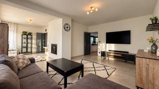 Ontdek deze aangename halfopen bebouwing, gelegen in de Bergstraat 56 te Heusden-Zolder. Een woning met 3 ruime slaapkamers, een gezellige woonkamer, een praktische keuken en een ruime tuin. De woning werd vernieuwd in 2020 en beschikt bovendien over verschillende interessante troeven, waaronder zonnepanelen, airconditioning en een inpandige garage.<br /><br />Via de voordeur aan de zijkant van de woning kom je binnen in de inkomhal, die je op een aangename manier verwelkomt. Rechts bevindt zich de gezellige woonkamer, een lichtrijke leefruimte waar sfeer en comfort hand in hand gaan. De aanwezige haard zorgt voor extra gezelligheid tijdens de koudere dagen, terwijl de airconditioning bijdraagt aan een aangenaam binnenklimaat tijdens de warmere maanden. Een fijne plek om na een drukke dag tot rust te komen of gezellig samen te zijn met familie en vrienden.<br /><br />Vanuit de woonkamer wandel je verder naar de ruime keuken met eetkamer. Deze praktische ruimte biedt voldoende plaats om koken en tafelen op een aangename manier te combineren. De keuken is uitgerust met alle nodige toestellen, zodat je meteen over de belangrijkste voorzieningen beschikt. Dankzij de rechtstreekse verbinding met de ruime tuin geniet je bovendien van een vlotte overgang tussen binnen en buiten. Ideaal om op zonnige dagen de tuin bij het dagelijkse leven te betrekken.<br /><br />Aansluitend aan de keuken bevindt zich een handige wasplaats met berging, waar je extra ruimte hebt voor de dagelijkse huishoudelijke taken en het opbergen van spullen. Ook het gastentoilet is hier aanwezig.<br /><br />Op de bovenverdieping bevinden zich drie ruime slaapkamers, die verschillende mogelijkheden bieden voor een gezin, een hobbyruimte of een thuiskantoor. Eén van de slaapkamers is eveneens uitgerust met airconditioning, een mooie extra voor een comfortabele nachtrust tijdens warme zomernachten.<br /><br />De ruime badkamer vormt een praktische aanvulling op deze verdieping en is ingericht met een bad, een dubbele lavabo en een toilet. Dankzij deze complete inrichting beschikt het gezin over het nodige comfort voor de dagelijkse ochtend- en avondroutine.<br /><br />Ook buiten heeft deze woning heel wat te bieden. Achteraan bevindt zich de ruime tuin, een aangename plek om te ontspannen, buiten te eten of gezellig tijd door te brengen met familie en vrienden. <br /><br />Een bijkomende troef is de inpandige garage achteraan de woning. Deze zorgt voor een praktische parkeeroplossing en biedt extra mogelijkheden voor het opbergen van fietsen, tuinmateriaal en andere benodigdheden.<br /><br />De woning werd vernieuwd in 2020 en beschikt daarnaast over zonnepanelen en rolluiken. In combinatie met de aanwezige airconditioning, de praktische indeling en de inpandige garage maken deze voorzieningen het geheel bijzonder interessant voor wie op zoek is naar een woning met diverse hedendaagse comfortelementen.<br /><br />Pluspunten:<br />- Halfopen bebouwing<br />- Woning vernieuwd in 2020<br />- Drie ruime slaapkamers<br />- Airconditioning in de woonkamer en één slaapkamer<br />- Inpandige garage<br />- Zonnepanelen<br />- Rolluiken aanwezig<br /><br />Voor een bezichtiging ter plaatse of meer info, bel ons op 078/78.78.70, of kom gewoon binnen op ons kantoor, steeds welkom!