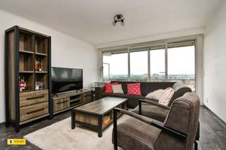 <p><span>Dit moderne en stijlvol ingerichte appartement in Antwerpen biedt het ideale woonplezier voor wie van hedendaagse comfort en elegantie houdt. Met een woonoppervlakte van 94 vierkante meter beschikt deze woning over twee ruime slaapkamers en een volledig uitgeruste badkamer, verdeeld over een uitstekend lay-out.</span></p><p><span> </span></p><p><span>De ruime woonkamer en eetkamer vormen samen een groot, licht en aangenaam leefgedeelte met hoge ramen die het interieur van natuurlijk licht voorzien. De moderne keuken is uitgerust met hoogwaardige inbouwapparatuur, inclusief oven en afzuigkap, en beschikt over een elegante werkblad in zwart met witte kastwerk. Een wasmachine en droger volledigen de huishoudelijke voorzieningen.</span></p><p><span> </span></p><p><span>Het appartement beschikt over twee doordachte slaapkamers. De eerste slaapkamer biedt veel natuurlicht dankzij de grote ramen met uitzicht op de stad, terwijl de tweede slaapkamer eveneens gezellig is ingericht. De badkamer beschikt over een luxe hoek ligbad met hydromassagefunctie, een praktische douche en een dubbele wastafel, afgewerkt met grijze tegels en groene accenten.</span></p><p><span> </span></p><p><span>Een highlights van dit appartement is het spectaculaire terras met een weids panoramauitzicht over Antwerpen. Vanaf hier kun je genieten van schitterende stadsgezichten en het groene omringende landschap. Dit terras is ideaal voor ontspanning en entertainment.</span></p><p><span> </span></p><p><span>Het pand is gelegen in een goed bereikbare, rustige wijk met een aangename parkachtige setting. De receptie voorziet in een moderne, goed onderhouden entreehal met brievenbus. Het geheel ademt degelijkheid en kwaliteit uit met een attentive beheer.</span></p><p><span> </span></p><p><span>Tevens is het gebouw gelegen naast een sport (zwem) complex en biedt dit meer dan voldoenden parkeer gelegen aan.</span></p><p><span> </span></p><p><span>Dit appartement is perfect voor modern wonen met alle gewenste voorzieningen en biedt een aantrekkelijke basis voor wie in hartje Antwerpen wil wonen.</span></p><p><span> </span></p><p><span>Vaste kosten 280 euro incl. verwarming, gem. water, gem elek, blokbpolis enz.</span></p>