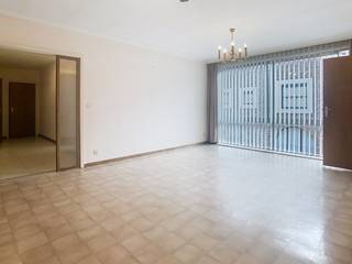 Op wandelafstand van alle winkels, openbaar vervoer, en het mooie St. Amandsplein, bevindt zich dit lichtrijke appartement met 3 slaapkamers. <br />De indeling is als volgt : <br />- Grote inkomhall met toilet, 1e slaapkamer, ruime lichtrijke leefruimte met aansluitend de keuken, 2 grote slaapkamers, badkamer met tweede toilet<br />Extra troeven : extra bergruimte in de kelder, garage, dak reeds vernieuwd, gunstige EPC-score (Label B, 151 kWh/m²jaar)<br />Dit appartement kan wat opfrissing gebruiken, maar er is zeker ruimte om er een mooie en gezellige thuis van te maken!<br />Kortom een zeer mooie aanbieding voor wie op zoek is naar een appartement in het centrum van Roeselare, met alle faciliteiten op wandelafstand. <br />Contacteer ons gerust voor meer info of een vrijblijvend bezoek aan dit appartement.