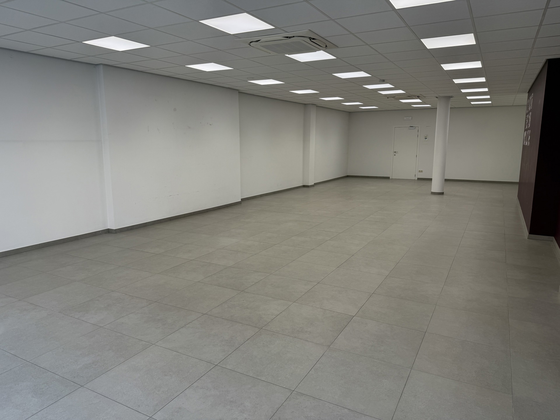 Ruim gelijkvloers handelspand/kantoor te huur in het centrum van Geel - foto 5