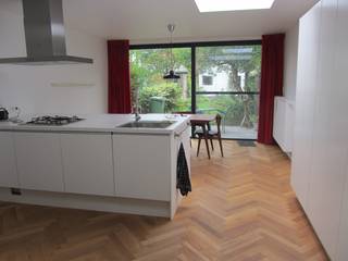 Een verrassend ruime, instapklare woning, ideaal voor een koppel, klein gezin of alleenstaande.<br /><br />Op de benedenverdieping vind je een grote woonkamer en een open keuken, beide op doorlopende visgraatparket. De open keuken is voorzien van een nieuwe ijskast en vaatwasmachine, een groot en handig keukenblok met gasvuur, gootsteen en onderaan kastruimte ; Een grote wandkast biedt de nodige opslagruimte. Het gelijkvloers loopt naadloos over in de tuin dankzij een kamerbreed schuifraam (incl. muggenraam).<br /><br />Boven tref je lichtrijke kamers en een ruime badkamer met bad (incl. douche) aan. De hele bovenverdieping is voorzien van eiken fineer parket voor een warme, natuurlijke uitstraling. De zolderkamer biedt plaats voor een bureau, kinderkamer of bergruimte.<br /><br />Een servitudeweg loopt rechtstreeks van de straat naar de tuin met een ruim tuinhuis, zodat je met vuilniszakken en fietsen niet door het huis moet. De tuin biedt een fijne buitenruimte, met bovendien veel groen in de nabije parken in de directe omgeving. De woning is gelegen in een rustige straat én ligt tegelijk zeer centraal, vlakbij scholen, winkels en alle belangrijke invalswegen van en naar Antwerpen en de haven. <br /><br />Gunstige EPC-waarde=C dus geen renovatiewerken verplicht.<br /><br />Een huis dat je echt langs de binnenkant moet bekijken. Welkom op de kijkdag op zaterdag 13 juni.<br />Meld je aan via klaartjeascoop@gmail.com en we spreken een uur af.<br /><br />Weergegeven oppervlakte is overgenomen van het EPC - attest en louter indicatief.<br /><br />Richtprijs/ bieden 'onder gesloten enveloppe'.<br />