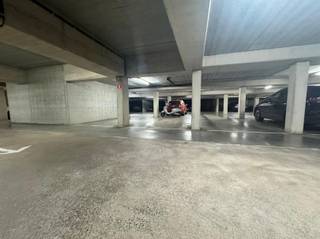 In de Vermorgenstraat in Sint-Niklaas, op de site van de voormalige Rijkswachtkazerne, bieden wij 7 ondergrondse autostaanplaatsen te koop aan.De autostaanplaatsen zijn zeer centraal gelegen, in de nabijheid van het Regentieplein en het station van Sint-Niklaas.Huurprijs: €75 per maand per autostaanplaats.// alles verhuurd