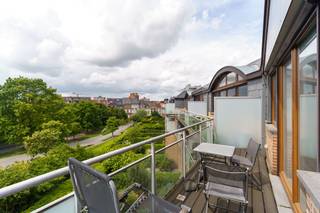 <p>Interesse in dit pand? Neem voor bijkomende informatie of het maken van een afspraak rechtstreeks contact op met Steven Plompen via <strong>+32 498 61 58 86</strong> of <strong>steven@copandi.be</strong>.</p><p><br />Dit uniek gelegen appartement is terug te vinden pal in het centrum van Mechelen op een privaat woonerf met een groen binnengebied in het voormalige kloosterdomein 'Patershof'. Dit appartement geniet van een prachtig groen zicht op de mooi aangelegde karmelietentuin. Alle mogelijke faciliteiten (winkels, scholen, openbaar vervoer,...) bevinden zich op wandelafstand.</p><p><br />Het appartement bevindt zich op de 3e verdieping, heeft een gunstig EPC label C, een conforme keuring elektriciteit en is asbestvrij gezien het bouwjaar in 2004.</p><p><br />Een staanplaats in de ondergrondse parking kan optioneel aangekocht worden ( 25.000 euro )<br /><br />Dit ruime appartement is gelegen in het centrum van Mechelen en biedt een aangename combinatie van ruimte en comfort. De lichtrijke leefruimte van meer dan 48 m² vormt het hart van het appartement en biedt voldoende plaats voor een gezellige zithoek en eetruimte. Dankzij de grote raampartijen geniet je hier van veel natuurlijke lichtinval en een open gevoel.</p><p> </p><p>Aansluitend bevinden zich twee slaapkamers van verschillende groottes, ideaal als master bedroom, kinderkamer of bureau. Daarnaast beschikt het appartement over een badkamer met douche en wastafel, een praktische berging en een ruime inkomhal die alle ruimtes met elkaar verbindt.</p><p> </p><p>Dit appartement in Mechelen vormt een ideale opportuniteit voor starters, koppels of investeerders die op zoek zijn naar een ruim appartement op een uitstekende locatie in de stad.</p><p> </p><p>✅ Twee slaapkamers<br />✅ Zeer ruime leefruimte van ca. 48 m²<br />✅ Parkeerplaats inbegrepen<br />✅ Veel natuurlijke lichtinval<br />✅ Centrale ligging in Mechelen</p>