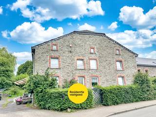 In het charmante en wereldberoemde dorp Achouffe, bekend om zijn iconische brouwerij en de sprookjesachtige wereld rond de dwerg Chouffe, vindt u...