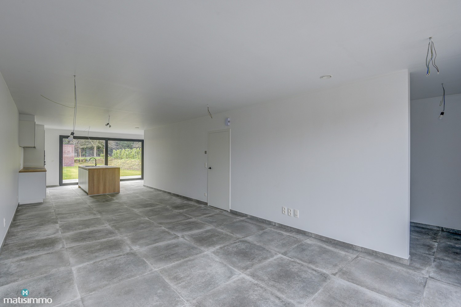 VOLLEDIG AFGEWERKTE EN GESCHILDERDE NIEUWBOUWWONING (EPB E10) MET 3 SLAAPKAMERS, 2 BADKAMERS, 2 GARAGES, KELDER EN AANGELEGDE TUIN IN WERM - foto 5