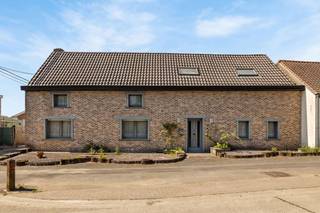 te MOERBEKE Graag bieden we deze ruime fermette woning aan bestaande uit een inkomhal met toilet, een verder te renoveren leefruimte (40m²), een grote woonkeuken, badkamer (lavabo met meubel en douche) en wasplaats.
Traphal naar de  1ste verdieping: de nachthal, met afzonderlijk toilet, heeft en oppervlakte van 22m² en kan dienst doen als kantoorruimte.
Verder beschikt u over 3 ruime slaapkamers.
Kenmerkend aan dit huis is de vele lichtinval.   Buiten heeft u een inpandige garage, met dubbele sectionaalpoort, en een bijgebouw/atelier met zolder en kelder.
Ideaal voor groot gezin, zelfstandige.  Goede bereikbaarheid op wandelafstand van openbaar vervoer en het station met een directe verbinding naar Brussel.
Voor meer info of bezoek contacteer Sophie 0496/71.50.59