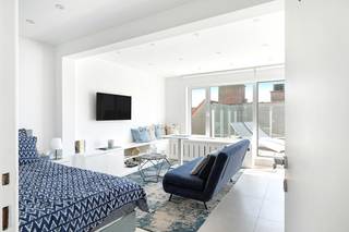 Recent vernieuwde en smaakvol ingerichte studio, perfect gelegen en voorzien van een groot zonneterras met zowel zijdelings zeezicht als een prachtig uitzicht naar het hinterland.<br /><br />Indeling: <br />De gezellige leefruimte geeft uit op een ruim privéterras met panoramisch zicht en is ingericht met een knusse zithoek en een comfortabele slaaphoek, voorzien van ingemaakte kasten.<br />De keuken is volledig uitgerust met alle nodige toestellen en biedt het nodige comfort. De aparte badkamer beschikt over een inloopdouche, lavabo en toilet.<br /><br />Het ruime zonneterras vormt ongetwijfeld één van de grootste troeven van deze unieke studio. <br /><br />Wenst u meer informatie of een bezoek ter plaatse? Aarzel niet om ons te contacteren.<br /> 