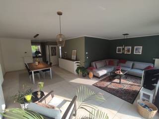 Instapklare duplex met 3 slaapkamers, 2 terrassen en garage in Lanklaar<br />Ruimte, licht en twee terrassen waar je de hele dag van de zon kan genieten.<br /><br />In een rustige buurt in Lanklaar vind je dit goed onderhouden duplexappartement met drie slaapkamers. Dankzij de indeling over twee verdiepingen heb je een duidelijke scheiding tussen wonen en slapen, wat zorgt voor extra comfort.<br /><br />De leefruimte is erg lichtrijk en biedt voldoende plaats om comfortabel te wonen. Aansluitend vind je een aparte, volledig uitgeruste keuken.<br />Verder zijn er drie slaapkamers en een ruime badkamer met zowel bad als douche en een praktisch badkamermeubel met voldoende opbergruimte.<br />Ook een aparte berging en de privékelder zorgen voor extra comfort.<br /><br />Een sterke troef zijn de twee ruime terrassen. Het achterste terras is zuidoost gericht, het voorste terras west. Hierdoor kan je op elk moment van de dag wel ergens van de zon genieten.<br /><br />Het appartement beschikt daarnaast over een aparte garage vooraan het gebouw.<br /><br />De ligging is rustig en praktisch: op wandelafstand van een supermarkt en een school, op ongeveer 400 meter van het kanaal (ideaal om te wandelen of fietsen) en op een korte afstand van Maasmechelen Village en Terhills.<br /><br />Belangrijke kenmerken:<br />- Bouwjaar 2008<br />- EPC: B<br />- Elektriciteit is conform<br />- Lage gemeenschappelijke kosten<br />- Goed onderhouden en lichtrijk<br />- Twee terrassen met verschillende oriëntaties<br />- Garage<br />- Kelder en berging<br /><br /><br />Interesse? Neem gerust contact op voor meer info of een bezoek.