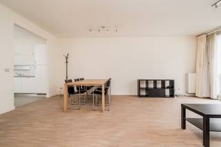 Ruim en lichtrijk appartement op de 2de verdieping in de prachtige residentie St Louis Court, gelegen op wandelafstand van de Europese...