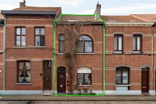 Bent u op zoek naar een woning die u volledig naar eigen smaak kan inrichten? Dan is deze gedeeltelijk te renoveren rijwoning, gelegen in de Kluizeveldenstraat 180 te Merksem, zeker een bezoek waard.<br /><br />De woning bevindt zich in een rustige en aangename buurt, met een vlotte bereikbaarheid naar het centrum van Antwerpen, openbaar vervoer, scholen en winkels. Dankzij deze gunstige ligging combineert u comfortabel wonen met een uitstekende mobiliteit.<br /><br />Op het gelijkvloers vindt u een ruime en lichtrijke living met aansluitend de keuken. Verder is er een apart toilet aanwezig, evenals een veranda die uitkijkt op de tuin.<br /><br />Op de verdiepingen beschikt de woning over drie volwaardige slaapkamers en één badkamer.<br /><br />Buiten is er een grote tuin van 183 m², perfect voor wie graag buitenruimte heeft. Daarnaast is er ook een terras waar u rustig kan zitten en ontspannen.<br /><br />pluspunten:<br />+ Keuken en badkamer reeds ok, alsook vernieuwde cv installatie. <br />+ Grote tuin (183 m²)<br />+ Veranda en terras aanwezig<br />+ 3 slaapkamers<br />+ Centrale ligging<br />+ Geen renovatieverplichting<br /><br />Interesse in deze woning? Aarzel niet en plan vandaag nog uw bezoek. Contacteer ons via 03 337 50 70 of info@vbvastgoed.be voor meer info of een afspraak.