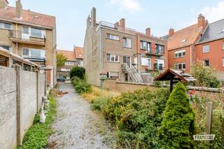 Op zoek naar een bouwgrond op een centrale locatie in Blankenberge? In de Rood-Kruisstraat 3 vind je dit perceel van 194 m², een mooie opportuniteit om een woonproject volledig volgens je eigen smaak en wensen vorm te geven.<br /><br />Het perceel maakte oorspronkelijk deel uit van de naastgelegen eigendom in de Rood-Kruisstraat 1. Voor de afzonderlijke verkoop werd reeds het nodige gedaan voor een opsplitsing. Immo Francois bezorgt je graag meer informatie over de mogelijkheden.<br /><br />Dankzij de centrale ligging woon je op korte afstand van het centrum van Blankenberge, winkels, horeca en openbaar vervoer. Een interessante basis voor wie graag zelf zijn toekomstige woonst realiseert.<br /><br />Interesse? Neem contact op met Immo Francois. Vanuit ons kantoor in Blankenberge begeleiden we je graag bij jouw vastgoedplannen in de regio.<br /><br />
