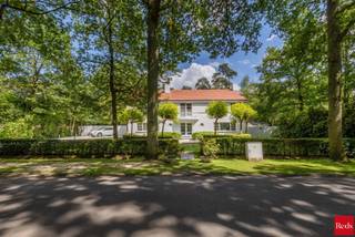 <p>Zoekt u het ultieme vakantiegevoel zonder uw huis te verlaten? Dan is deze villa de perfecte woning voor u. Deze luxe, moderne en zeer lichte villa bevindt zich in de groene, residentiële Bellemond wijk op een toplocatie te ’s Gravenwezel. Hier geniet u van volledige privacy in een prachtige zuidwest-georiënteerde tuin met een verwarmd zwembad. De villa is ideaal gelegen nabij scholen, openbaar vervoer en winkels, en ligt in een van de meest prestigieuze wijken van ’s Gravenwezel.</p>
<p>Deze architectenwoning, ontworpen door de gerenommeerde architect John Bontinck, is gebouwd met hoogwaardige materialen. De visie van de architect om de tuin sterk bij de woning te betrekken, is werkelijk verbluffend geslaagd. Bij binnenkomst wordt u meteen gecharmeerd door het vakantiegevoel dat de villa uitstraalt. Een prachtige doorkijk naar de tuin en het zwembad verwelkomt u direct.<br /><br />INDELING<br /><br /><strong>Gelijkvloers:<br /></strong>Bij binnenkomst wordt u meteen gecharmeerd door het vakantiegevoel dat de villa uitstraalt. Een prachtige doorkijk naar de tuin en het zwembad verwelkomt u direct. <br />U treedt de villa binnen via een inkomhal met een apart gastentoilet en een ruime vestiaire. Een dubbele glazen deur biedt toegang tot de riante en lichte woonkamer met een doorlopend raam tot de verdieping. De leefruimte, verdeeld in zithoek, salon en eetkamer, is voorzien van een eiken parketvloer en een prachtig open haard. De ruimtes vloeien mooi in elkaar over en zijn in direct contact via grote deurramen met het zuidwest-georiënteerde terras, de tuin en het zwembad.<br /><br />Aansluitend aan de leefruimte vindt u de volledig geïnstalleerde keuken met een kookeiland, ontbijthoek, tal van opbergkasten en moderne toestellen, waaronder een Amerikaanse koelkast. Door kamerhoge raampartijen rondom de keuken wordt deze ruimte overspoeld met natuurlijk licht en biedt het een prachtig uitzicht op de tuin en het zwembad.<br /><br />Een praktische douchekamer met toegang naar buiten is ideaal na een zwembeurt in het zwembad.<br /><br />Een mooie houten trap leidt naar de eerste verdieping, waar een impressionante vide extra licht en uitzicht biedt vanuit de verdieping op de prachtige tuin.<br /><br /><strong>1e Verdieping:<br /></strong>Op de 1e verdieping vindt u de mastersuite met dressing en badkamer – met ligbad, dubbele lavabo en toilet. De 2e slaapkamer (ca. 31m²) op parket met ingemaakte kasten geeft uit op een prachtig terras. De 2e (ca. 20m²) en 4e slaapkamers (ca. 18m²) delen de 2e badkamer met ligbad, lavabo en toilet. Verder is er nog een handige berging, ideaal voor een linnenkast of een extra douchekamer.<br /><br /><strong>Tuin en Zwembad<br /></strong>Geniet volop van de zonnige tuin in volledige privacy zonder enige inkijk. De tuin is aangelegd met verschillende terrassen, een verwarmd zwembad en een tuinhuis. Deze buitenruimte biedt de perfecte setting voor ontspanning, zomerse barbecues en gezellige avonden.<br /><br />Een inpandige garage biedt ruimte voor 2 wagens en heeft een automatische toegangspoort. Daarnaast is er een ruime oprit met plaats voor meerdere wagens, wat extra gemak en parkeerruimte biedt voor u en uw gasten.<br /><br />Kortom, deze villa is een waar paradijs voor wie houdt van een luxe levensstijl met een vleugje vakantie. De ruime indeling en grote ramen zorgen voor een lichte en luchtige sfeer. Mis deze unieke kans niet om in een van de meest gewilde wijken van ’s Gravenwezel te wonen.</p>
<p></p>
<p>BIJZONDERHEDEN:<br />+ Architect John Bontinck<br />+ Nieuw gietvloeren op verschillende ruimtes<br />+ Vloerverwarming <br />+ 15 zonnepanelen (2024)<br />+ Gunstig EPC: 164kWh/m²<br />+ Vloerverwarming op GLV<br />+ Asbestvrij.<br />+ Bose audio-installatie in alle ruimtes, voor optimale geluidservaring.<br /><br />Voor meer informatie of een bezoek aan deze gezellige woning, neem gerust contact op met Sigalit via Sigalit@reds.be of op 0475668474</p>