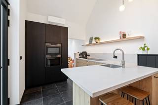 Deze instapklare woning met magazijn van 200 m² is ideaal voor wie wonen en werken wil combineren. De woning is grondig gerenoveerd in 2022 en...