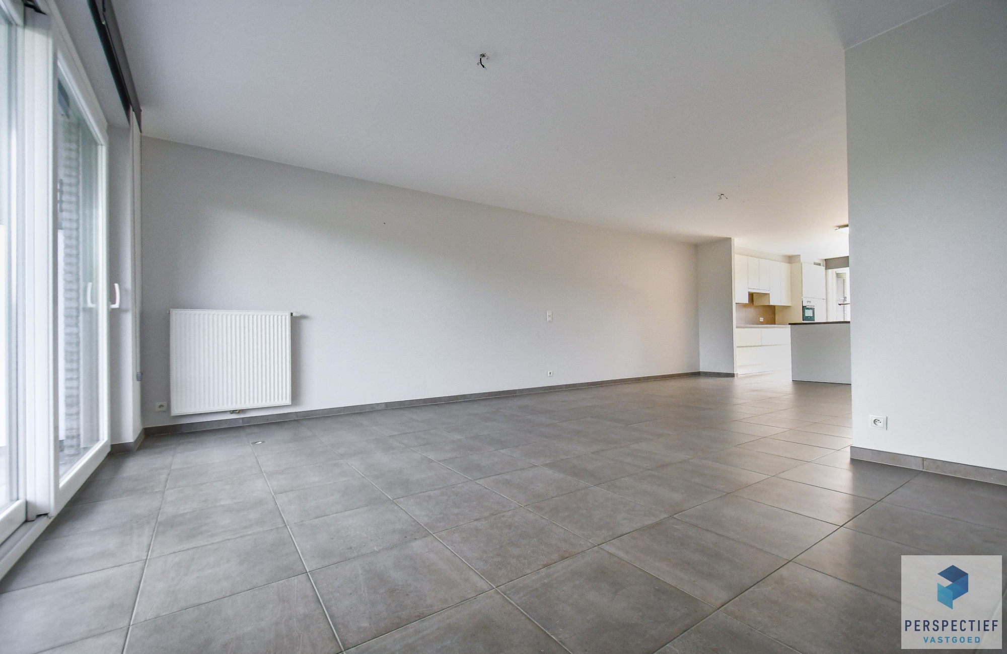 Ruim gelijkvloers appartement met 2 slaapkamers, voor- én achtertuin met terras &amp; staanplaats - foto 5