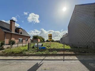 <strong>RUIM BOUWPERCEEL MET UITSTEKENDE ORIËNTATIE</strong> en <strong>LANDELIJKE LIGGING</strong> biedt u alle troeven om uw droomwoning te realiseren. Dit <strong>DIEPLOPENDE PERCEEL VAN 995 M²</strong> bevindt zich in woongebied met landelijk karakter, net buiten het <strong>CHARMANTE BRAKELBOS</strong>, en beschikt over een <strong>ROYALE STRAATBREEDTE VAN 13,50 METER</strong>. Dankzij de <strong>ZUIDOOSTELIJKE ORIËNTATIE</strong> geniet u de hele dag door van <strong>NATUURLIJKE LICHTINVAL</strong> en een zonnige tuin, ideaal voor wie rust en zuiderse sfeer zoekt. De ligging in een <strong>RUSTIGE STRAAT</strong> garandeert privacy en sereniteit, terwijl u toch <strong>VLOT BEREIKBAAR BLIJFT VIA DE NABIJGELEGEN VERBINDINGSWEGEN</strong> richting Brakel, Ronse, Flobecq en Geraardsbergen. Doordat het perceel niet deel uitmaakt van een verkaveling, heeft u meer <strong>VRIJHEID IN ONTWERP EN INVULLING</strong> van uw toekomstige woning, binnen de geldende ruimtelijke ordening.<br /><br /><br />Adres: Leinstraat tss 49 &amp; 53