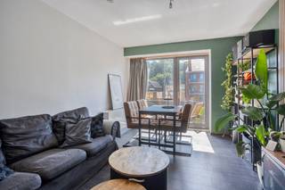 <p>Cet appartement une chambre se situe au dernier étage d’un immeuble à Kessel-Lo, à distance cyclable du centre de Louvain. Son emplacement convient parfaitement aux personnes qui recherchent un cadre de vie agréable tout en souhaitant rejoindre rapidement la ville et ses nombreuses commodités.</p><p>L’appartement bénéficie d’un agencement pratique et fonctionnel. Il comprend une chambre séparée ainsi qu’une salle de bains et des toilettes indépendantes, offrant davantage de confort au quotidien.</p><p>La petite terrasse constitue un atout supplémentaire. Elle permet de prendre l’air ou de profiter d’un moment calme à l’extérieur.</p><p>Kessel-Lo est une commune appréciée pour sa proximité avec Louvain et sa bonne accessibilité. Le centre-ville est facilement accessible à vélo, tandis que les commerces, les transports en commun et les autres services se trouvent à proximité.</p><p>Cet appartement conviendra à une personne seule, à un couple ou à toute personne recherchant un logement bien situé près de Louvain. Contactez-nous pour organiser une visite et découvrir les lieux.</p>
