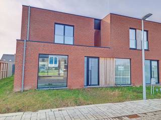 KOM NAAR DE KIJKDAG OP ZATERDAG 22 FEBRUARI VAN 11 tot 15 uur !<br />Deze woning wordt gebouwd in het vernieuwend woonproject ‘Roobaertpark’, een rustige buurt die vernieuwend groen, open en verkeersarm is ingericht aan de rand van het stad. De woning is aangesloten op het stadswarmtenet, waardoor je niet meer afhankelijk bent van fossiele brandstoffen zoals aardgas!<br />Deze woning staat ruwbouw-winddicht momenteel en kan tamelijk snel instapklaar gemaakt worden. Lot 36 is een halfopen bebouwing op een grondoppervlakte van 295 m².  GELIJKVLOERS: inkom, wc,  ruime living (37,5 m²), open keuken met eiland, ruime berging. EERSTE VERDIEPING: 2  ruime slaapkamers, 1 kinderkamer, ingerichte badkamer met inloopdouche en dubbele lavabo, aparte wc. Leuke  tuin met uitstekende oriëntatie. Carport met fietsenberging en omheining inbegrepen ! Doodlopende straat met groenzone, kindvriendelijke omgeving. Deze woning wordt aangeboden met ingerichte badkamer, bevloering, zonnepanelen en vloerverwarming. <br /><br />Prijs excl. btw en kosten. Voor meer info bel 09 280 60 60 of mail naar info@durabrik.be<br />Download de brochure op https://durabrik.immo/roeselare-honzebroekstraat |<br />Bezoek onze kijkwoning ter plaatse. Een afspraak maken kan via https://www.durabrik.be/nl/kijkwoningen/roeselare-honzebroekstraat<br /><br />* Afbeeldingen en oppervlaktes zijn indicatief.