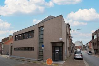 Op een toplocatie in het centrum, op een hoek met uitstekende visibiliteit, bevindt zich dit representatieve kantoorgebouw (bouwjaar 2004) met...