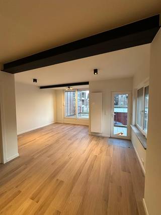 Dit duplex appartement is gelegen in het centrum van Boechout nabij winkels, scholen en het station van Boechout. Het appartement bevindt zich op de eerste en tweede verdieping van een kleinschalig gebouw met twee eenheden zonder vaste kosten. Op de eerste verdieping bevinden zich de dagdelen: een eetruimte, open keuken voorzien van alle toestellen en de woonkamer met dakterras. Ook op deze verdieping is er een gastentoilet en de eerste van twee badkamers.<br />Op de tweede verdieping bevindt zich de tweede badkamer met toilet en drie slaapkamers waarvan twee met mezzanine bergruimte.<br />Het appartement is momenteel verhuurd samen met een garage aan 1.375,00EUR/mnd. De aankoop van de garagebox aan 25.000EUR is verplicht en niet inbegrepen in de prijs.<br /><br />duplex:<br />131m² en 14m² terras<br />3 slaapkamers<br /><strong>geen </strong>gemeenschappelijke kosten<br />EPC: 168 kWh/m²jr - LABEL B<br />verhuurd: €1.375,00 incl garage<br />Verkoopprijs: 325.000 Euro<br />garagebox: 25.000 Euro<br /><br />info@infinityrealestate.be | www.infinityrealestate.be<br />03 325 69 44