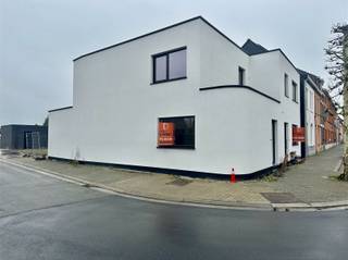 ENERGIEZUINIGE NIEUWBOUW TE HUUR IN OUDENAARDEZoek je een instapklare, moderne woning met alle comfort?Deze halfopen nieuwbouwwoning voorziet op het...