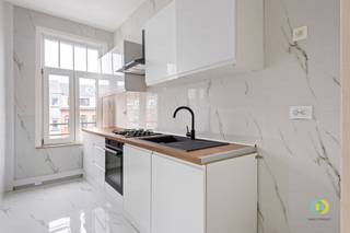 <p><span>Dit drieslaapkamerappartement is ideaal gelegen in het centrum van Vilvoorde, op wandelafstand van het station en met een uitstekende bereikbaarheid.Het appartement beslaat de drie bovenste verdiepingen van een kleinschalig gebouw met slechts drie units, en dit zonder gemeenschappelijke lasten — een belangrijke meerwaarde voor zowel eigen bewoning als investering. In 2025 werd het appartement grondig gerenoveerd en het combineert vandaag een centrale ligging met hedendaags wooncomfort. Bovendien is het volledig conform de geldende wooncode en beschikt het over een gunstig EPC-attest (label B), wat garant staat voor een energiezuinige en zorgeloze investering. De indeling is als volgt: Op de tweede verdieping bevindt zich een lichtrijke leefruimte van 37,5 m², bestaande uit een zithoek van 20 m² en een eetkamer van 17,5 m². Aansluitend bevindt zich de aparte, vernieuwde keuken. Verder is er op deze verdieping een apart toilet en toegang tot de bovenliggende verdieping.Op de derde verdieping vindt u een moderne badkamer, een apart toilet, de master bedroom van 19 m² en een tweede slaapkamer van 18,7 m². De vierde en bovenste verdieping omvat een derde slaapkamer van 19 m², bereikbaar via een trap vanuit de tweede slaapkamer. Indien gewenst kan hier eenvoudig een aparte hal gecreëerd worden voor een duidelijkere indeling. Extra troef is de gemeenschappelijke fietsenberging</span></p><p><span> </span></p>