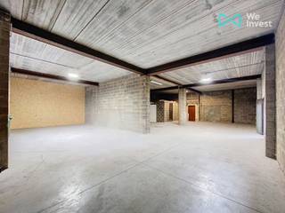 Contact : 0497 84 93 02 - We Invest a le plaisir de vous proposer cet entrepôt de 180 m², offrant de nombreuses possibilités d’aménagement. Idéal...
