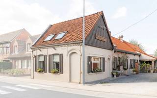 Goedgelegen charmante eigendom (op heden restaurant met feestzaal) met veel potentieel!Indeling: inkomhal, aparte toiletten, eetzaal (plaats voor 50...