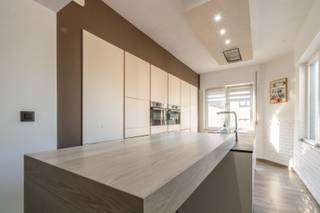 Een goed onderhouden en degelijke 3-gevel woning met oa. 4 slaapkamers + bureau, garage, kelder en parking, welgelegen nabij openbaar vervoer en invalswegen te Sint-Pieters-Leeuw!<br /><br />Op het gelijkvloers: inkomhal met vestiaire en wc, leefruimte met houtcassette /eetplaats met bureelhoek (36,00m²), open en ingerichte keuken (15,00m² - verlek, inductie kookplaat, koelkast / diepvriezer, oven vaatwasser, microgolfoven), garage / wasplaats / berging (11,90m²); <br />Op het eerste verdieping: nachthal, badkamer (4,20m² - lavabo, ligbad en toilet), 3 slaapkamers ( 9,50m² / 10,50m² / 10,00m²); <br />Op het zolder verdieping: slaapkamer 4 (25,00m²).<br />Verder: zuidgericht terras ( 23,00m²) + tuin, oprit/parking, <br /><br />Buitenschrijnwerk PVC dubbel glas + elektrische rolluiken - Centrale verwarming op aardgas<br />EPC: 20260731-0003923142-RES-1 label D - 398 kWh/(m²jaar)<br />K.I.: 1.127€ (NG) - Elektrische installatie conform tot 2039!<br />Nutsvoorzieningen: alarminstallatie<br /><br />Stedenbouwkundige inlichtingen in aanvraag.