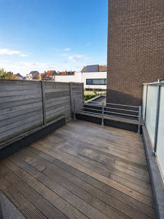 <p>Située dans la très prisée Aaigemstraat, cette maison récemment rénovée comprend trois chambres, un bureau et une agréable terrasse sur le toit. Grâce à son emplacement exceptionnel, à quelques pas de Gent-Sint-Pieters, vous profiterez ici d’une combinaison idéale entre confort, accessibilité et vie urbaine.<br /><br />Dès votre arrivée, vous êtes accueilli dans un hall d’entrée indépendant qui donne accès au salon baigné de lumière. À côté se trouve la cuisine entièrement équipée, dotée de tous les appareils nécessaires.<br /><br />Au rez-de-chaussée se trouve une première chambre avec terrasse attenante, ainsi que des toilettes séparées pour les invités. Au premier étage, vous trouverez un espace ouvert supplémentaire pouvant parfaitement servir de bureau, de coin lecture ou de salle de loisirs. De là, vous avez accès à l’agréable terrasse sur le toit.<br /><br />La maison dispose en outre de deux chambres supplémentaires et d’une salle de bains moderne équipée d’une douche à l’italienne, d’un meuble-lavabo double et de toilettes.<br /><br />Atouts :<br />•⁠ ⁠Maison récemment rénovée<br />•⁠ ⁠3 chambres à coucher à part entière<br />•⁠ ⁠Espace supplémentaire pouvant servir de bureau ou de salle de loisirs<br />•⁠ ⁠Agréable terrasse sur le toit<br />•⁠ ⁠Cuisine entièrement équipée<br />•⁠ ⁠Salle de bains moderne avec douche à l'italienne<br />•⁠ ⁠Indice de mobilité de 9/10<br />•⁠ ⁠À quelques pas de Gent-Sint-Pieters<br />•⁠ ⁠Excellente accessibilité et emplacement central<br /><br />Grâce à la combinaison d'une finition de qualité, d'un agencement pratique et d'un emplacement de choix, ce logement constitue un foyer idéal pour les familles, les couples ou les professionnels qui souhaitent vivre au cœur de Gand.<br /><br />Pour plus d'informations ou pour organiser une visite, contactez Thomas au 0474 26 27 58 ou à l'adresse info@vicusvastgoed.be.</p>