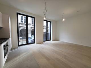 Appartement in een recente nieuwbouw met veel lichtinval van 34m², gelegen op het gelijkvloers van een klein gebouw met EPC B. Het appartement bestaat uit een inkomhal (2m²), een lichtrijke leefruimte/eetkamer/slaapkamer/keuken (23m²). Volledig ingerichte keuken (combi-oven, vitrokeramische kookplaat, dampkap, koelkast, vaatwasser), een douchekamer met douche en enkele wastafel en een toilet (7m²). Aansluiting voor wasmachine en droogkast in de berging (3m²). Mogelijkheid om een binnenstaanplaats in het gebouw te huren (+150€/maand). Bijkomende informatie: videofoon, driedubbele beglazing, EPC B. Uitstekende ligging op wandelafstand van het Justitiepaleis, nabij openbaar vervoer, winkels en scholen. Maandelijkse huurprijs: 1.050€ (+150€ voor de binnenstaanplaats). De gemeenschappelijke lasten bedragen 100€/maand. Water, elektriciteit en verwarming individueel.