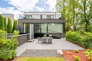 Deze prestigieuze en multifunctionele designvilla combineert vandaag een succesvolle uitbating als luxueuze B&B en restaurant met een uitzonderlijke woon- en investeringsopportuniteit. Dankzij de hoogwaardige constructie, de verfijnde afwerking, het uitstekende energieprestatieniveau (EPC-label A) en de uiterst gunstige ligging biedt dit unieke pand een brede waaier aan residentiële, professionele en commerciële mogelijkheden.<br /><br />Momenteel beschikt het gebouw over vijf stijlvolle en luxueuze suites, waarvan drie met een eigen terras, die garant staan voor een exclusieve verblijfservaring. Daarnaast geniet het pand van een binnenzwembad, ruime leef- en ontvangstruimtes, een eigen woonst en voldoende private parkeergelegenheid.<br /><br />Deze architecturaal hoogstaande villa werd gerealiseerd met bijzondere aandacht voor kwaliteit, comfort, duurzaamheid en energie-efficiëntie. De hoogwaardige materialen, de doordachte technieken en de tijdloze architectuur zorgen voor een uitstraling die zowel residentieel als commercieel perfect tot haar recht komt. Het EPC-label A onderstreept het energiezuinige karakter van het gebouw en vormt een belangrijke troef, zowel op vlak van wooncomfort als exploitatiekosten.<br /><br />De multifunctionele indeling maakt dit pand bijzonder uniek. Naast de huidige exploitatie als B&B met restaurantfunctie, leent deze eigendom zich uitstekend voor diverse andere invullingen. Zo kan het zonder ingrijpende aanpassingen worden omgevormd tot een ruime en comfortabele gezinswoning van maar liefst 461 m² bewoonbare oppervlakte (bron EPC). Bovendien biedt de indeling de mogelijkheid om twee of meerdere praktijk- of kantoorruimtes te integreren, waardoor wonen en werken perfect gecombineerd kunnen worden.<br /><br />Troeven op een rij:<br />Exclusieve en kwalitatief hoogwaardig afgewerkte multifunctionele designvilla<br />Energiezuinig met EPC-label A<br />Momenteel ingericht als luxueuze B&B met restaurant<br />Vijf ruime suites, waarvan drie met privéterras<br />Binnenzwembad en royale leefruimtes<br />Eigen woonst aanwezig<br />Ruime parkeermogelijkheden<br />Uitzonderlijke en strategische ligging<br />Veelzijdig inzetbaar: horeca, praktijk, kantoor of privéwoning<br />Mogelijkheid tot integratie van twee of meerdere praktijkruimtes<br />Eenvoudig omvormbaar tot een ruime gezinswoning van 461 m² bewoonbare oppervlakte (bron EPC)<br /><br />Het beschikbare indelingsplan op onze website illustreert perfect de doordachte indeling en toont het uitzonderlijke multifunctionele potentieel van deze eigendom, zowel voor residentiële als professionele doeleinden.<br /><br />Een zeldzame opportuniteit voor wie op zoek is naar een exclusief en multifunctioneel vastgoedobject dat luxe, wooncomfort, energiezuinigheid en commerciële mogelijkheden op unieke wijze combineert. Dit uitzonderlijke pand biedt zowel de ondernemer als de particuliere koper een toekomstgerichte investering met ongeziene mogelijkheden.