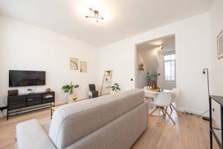 <p>Wonen in het hippe Boho</p><p> </p><p>Op de grens van Zurenborg en BOHO ligt een prachtig kleinschalig gebouw met een authentieke gevel. Dichtbij het stadscentrum, maar toch aangenaam en rustig wonen.</p><p>Je wandelt zo naar de Dageraadplaats voor een koffietje of een aperitief, maar ook het Moorkensplein en het Zuid zijn niet veraf.</p><p>Wie Antwerpen een beetje kent, weet dat deze buurt al jaren rustig haar eigen charme heeft opgebouwd.</p><p> </p><p>De ligging is centraal, op fietsafstand van het centrum en het Centraal Station. Invalswegen en de ring zijn binnen handbereik, net als de vele winkels en supermarkten.</p><p> </p><p>In dit kleinschalige gebouw bevindt zich op de eerste verdieping een verzorgd éénslaapkamerappartement dat recent werd gerenoveerd.</p><p> </p><p>• 68 m² woonoppervlakte met praktische indeling</p><p>• Volledig gerenoveerd met moderne en kwalitatieve materialen</p><p>• Lichtrijke leefruimte met open keuken</p><p>• 1 slaapkamer met ensuite badkamer</p><p>• Kelderberging aanwezig</p><p> </p><p>Het appartement heeft een lichte leefruimte met hoge plafonds en aansluitend een open keuken. Grote ramen, mooie materialen, en een praktisch ingerichte leefruimte.</p><p> </p><p>De open keuken is modern afgewerkt en uitgerust met alle toestellen. Voldoende werkruimte, praktische opbergkasten en alles binnen handbereik. Een keuken waar koken en gezellig samenzijn moeiteloos samenkomen.</p><p> </p><p>Achteraan het appartement ligt de ruime en rustig gelegen slaapkamer. Aansluitend bevindt zich de badkamer met een mooie inloopdouche en een strak wastafelmeubel. Praktisch ingericht en netjes afgewerkt.</p><p> </p><p>Daarnaast is er nog een kelderberging voorzien, handig voor fietsen, koffers of alles wat je liever niet in de woonkamer bewaart.</p><p> </p><p>Ontdek het zelf en plan je bezoek via www.sinjoor.be of 03 283 05 00</p>