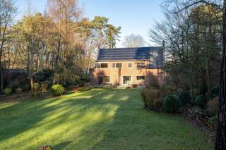 Deze tijdloze villa is rustig gelegen op een residentiële locatie in Maasmechelen, op een zuidelijk perceel van 3.500m². Momenteel is de...