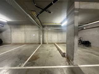 Le parking d'une superficie de 12,5 m² est situé au sous-sol de l'immeuble résidentiel Residentie L'Estrade, stratégiquement situé à l'angle de la Rapertingenstraat et de la Luikersteenweg, juste à l'extérieur du périphérique principal de Hasselt. Grâce à cet emplacement idéal, vous bénéficierez d'une excellente accessibilité, à la fois au centre-ville et aux principales routes d'accès.<br /><br />Une place de parking privée offre non seulement un confort supplémentaire, mais constitue également un excellent investissement. Idéal pour les résidents de la région pour leur propre usage, mais aussi comme investissement.<br /><br />Vous recherchez une place de parking comme celle-ci ? Alors n'hésitez pas à nous contacter.<br /><br />Registre des mesures: non