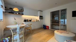 Deze voormalige conciërgewoning werd met veel smaak omgetoverd tot een juweeltje. Inkomhal, leefruimte, afgesloten slaapkamer met dubbel bed...