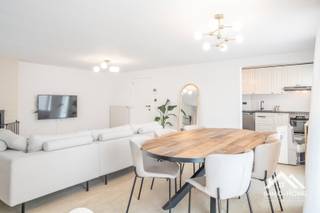 Wonen en werken combineren op één locatie? Deze perfect onderhouden en instapklare eigendom biedt u die unieke mogelijkheid.Op het gelijkvloers bevindt zich een volledig ingericht en onmiddellijk bruikbaar handelspand, momenteel ingericht als dameskapsalon. Alle meubilair inbegrepen in de prijs!!! De handelsruimte beschikt over onder meer airco, automatische zonnewering, maatwerkmeubilair, een kitchenette, gastentoilet en een extra behandelingsruimte.Ook praktisch is er aan ruimte geen gebrek. Zo beschikt de eigendom over een bureauruimte, wasplaats, meerdere bergingen en een inpandige garage. Op de ruime oprit kunnen maar liefst vier wagens parkeren en dankzij de elektrische toegangspoort geniet u van extra comfort en privacy.De woonvertrekken bevinden zich op de eerste verdieping en omvatten een lichtrijke leefruimte met open keuken, twee slaapkamers, badkamer met ligbad en douche, apart toilet en berging. Vanuit de leefruimte komt u op het zuidgerichte zonnige terras met automatische zonnewering, de ideale plek om heerlijk te ontspannen. Een recente houtkachel zorgt voor extra gezelligheid.Op de tweede verdieping bevindt zich nog een ruime derde slaapkamer.De woning werd de voorbije jaren grondig vernieuwd en is volledig instapklaar. Zo beschikt ze onder meer over een vernieuwd dak, aluminium ramen van 2019-2020, elektrische rolluiken en maar liefst 24 zonnepanelen.Een bijzonder veelzijdige eigendom voor zelfstandigen, vrije beroepers en ondernemers, maar evengoed voor wie op zoek is naar een ruime gezinswoning met een uitzonderlijk grote hoeveelheid extra ruimte en mogelijkheden. Inschrijven via mail naar stefan@immo-home.be, geen telefonische inschrijvingen! Volg ons op Fb en Insta. Voor meer info: www.immo-home.be. GRATIS SCHATTING &amp; GRATIS FINANCIEEL ADVIES